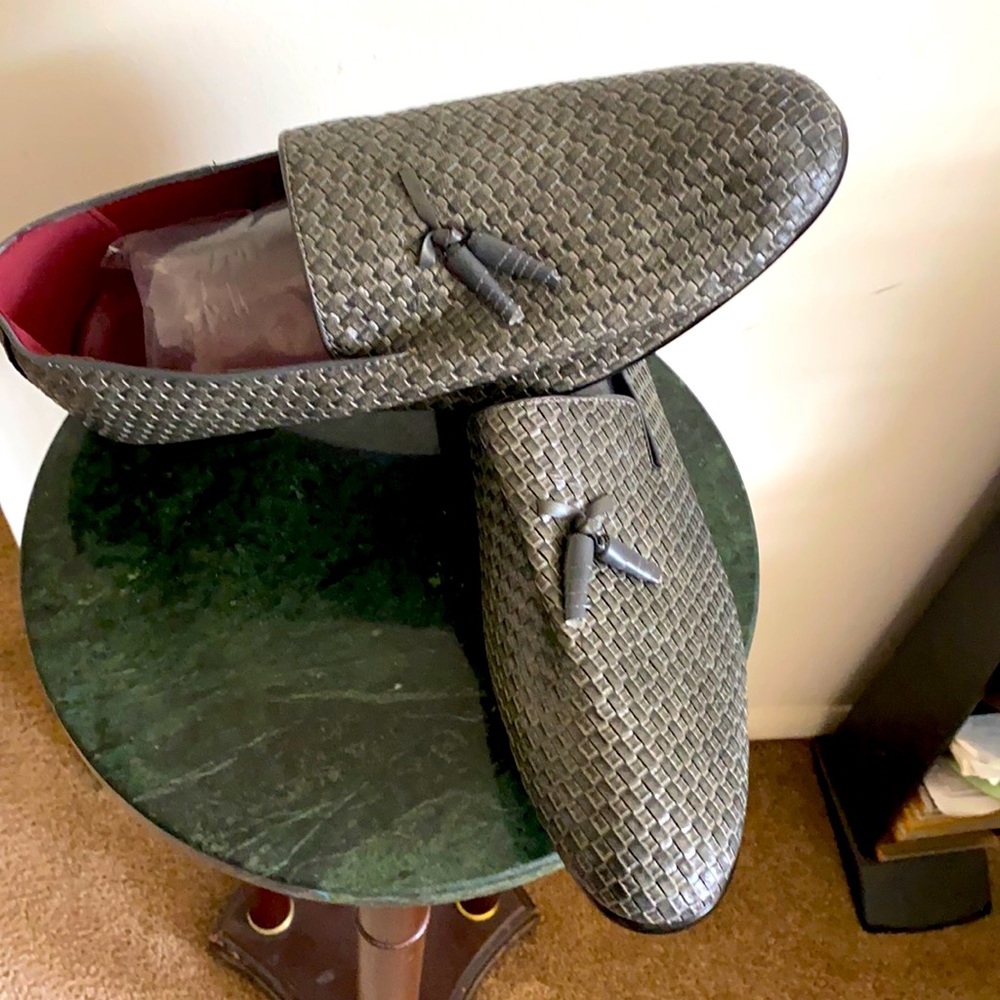 Gray yes traffic shoes with the tassel